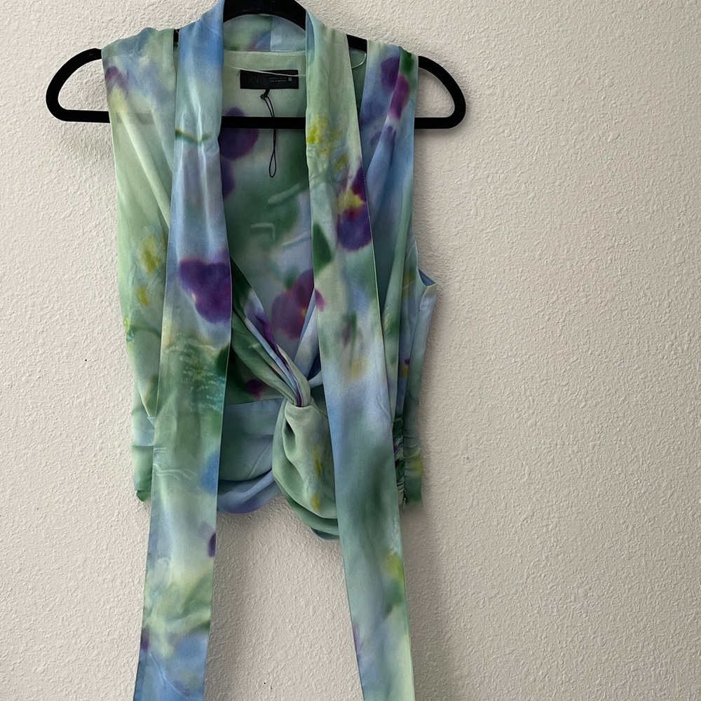 Zara Multicolor Sleeveless Blouse. V-Neck with Bow Tie Neckline
Tie-Dye
Sz SM - Picture 16 of 16